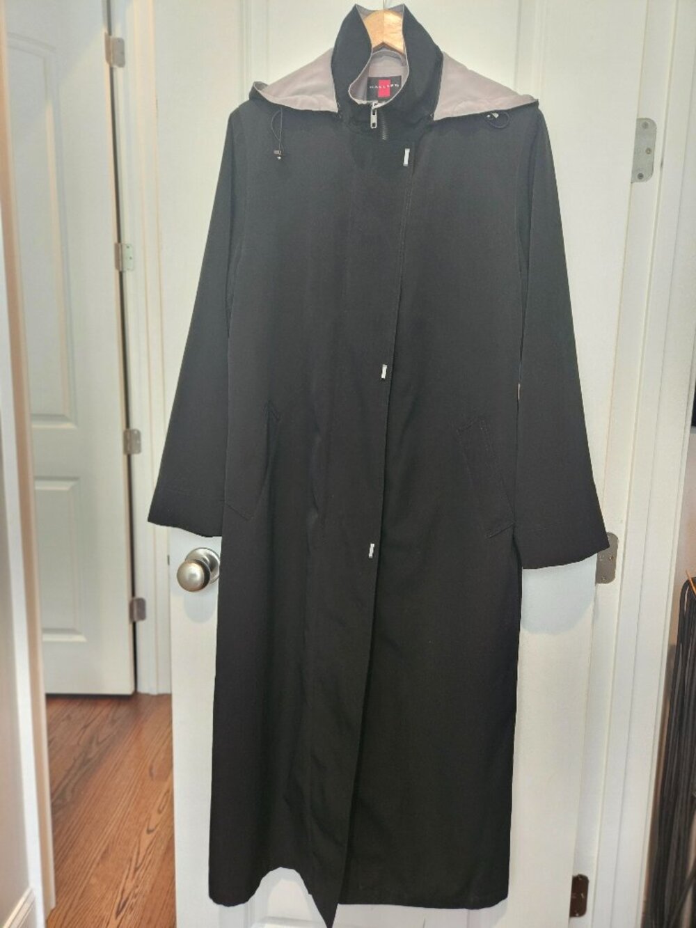 Gallery black all-weather long trench coat w/ hood, sz 10
